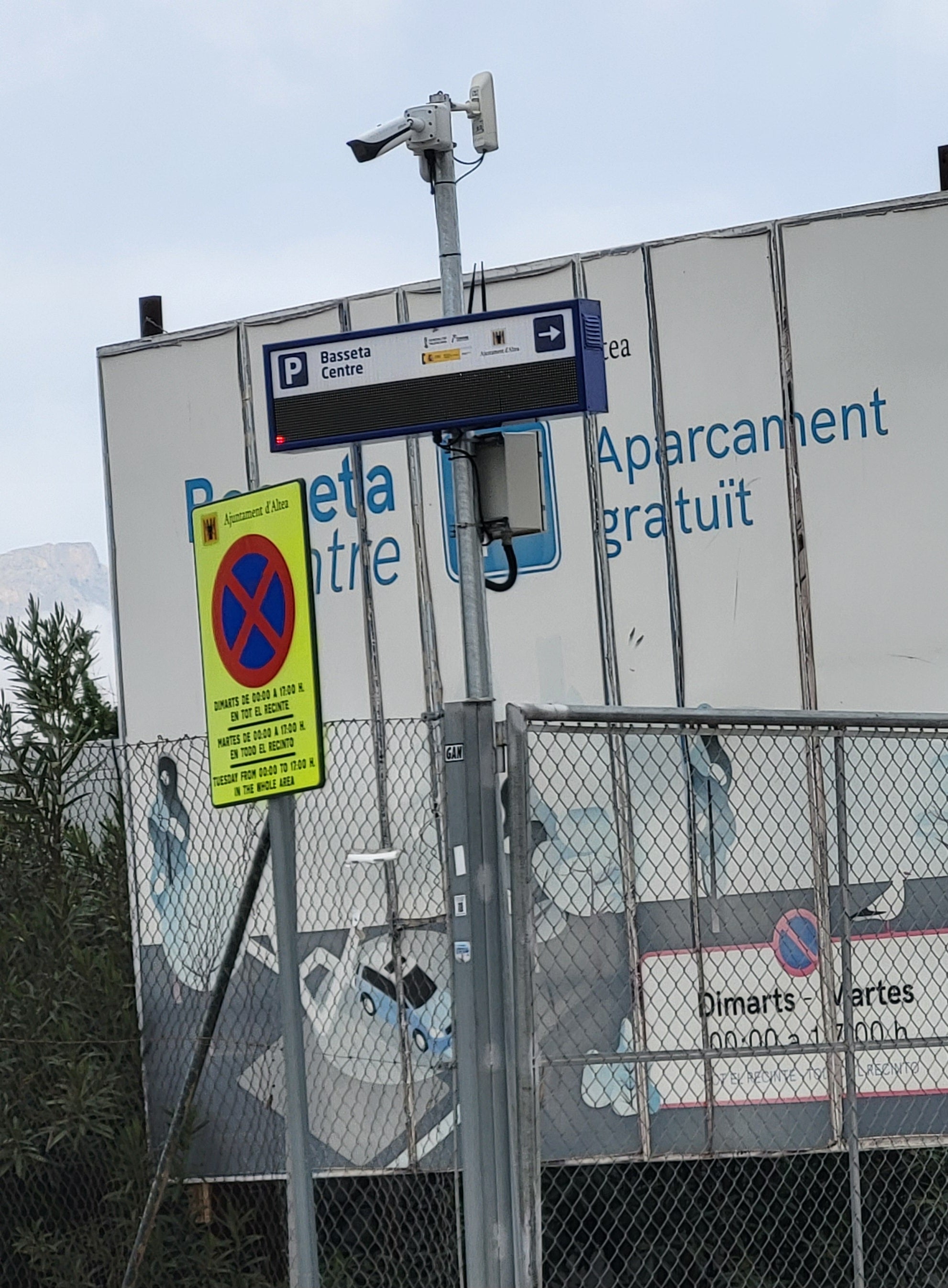 El PP de Altea critica que el equipo de gobierno gasta 296.000€ en un sistema de parkings que sigue funcionar desde hace más de 1 año El PP de Altea critica que el equipo de gobierno gasta 296.000€ en un sistema de parkings que sigue funcionar desde hace más de 1 año