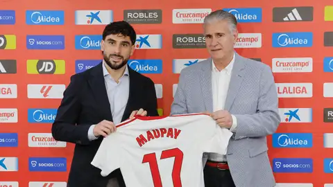 El director de Fútbol Profesional del Sevilla FC, Antonio Cordón (d) en la presentación del delantero francés Neal Maupay (i) este miércoles en Sevilla. Maupay llega al Sevilla cedido por el Olympique de Marsella. El director de Fútbol Profesional del Sevilla FC, Antonio Cordón (d) en la presentación del delantero francés Neal Maupay (i) este miércoles en Sevilla. Maupay llega al Sevilla cedido por el Olympique de Marsella.