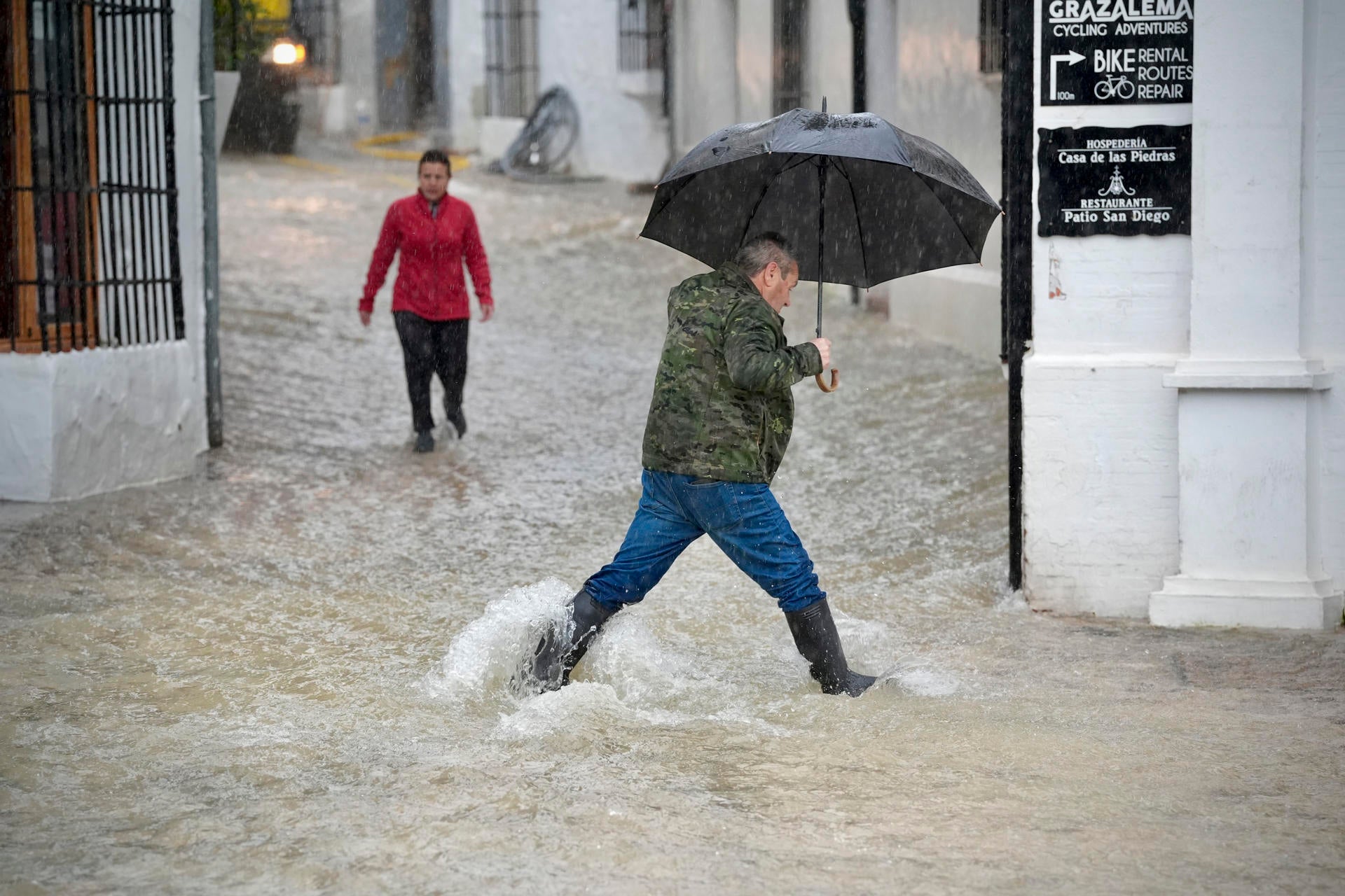 Vecinos de Grazalema (Cádiz) caminan por una calle inundada debido a las intensas lluvias Vecinos de Grazalema (Cádiz) caminan por una calle inundada debido a las intensas lluvias