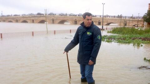 El presidente de la Junta de Andaluc&iacute;a, Juanma Moreno, visita zonas inundadas por la borrasca Leonardo en Jerez de la Frontera. A 4 de febrero de 2026, en Jerez de la Frontera, C&aacute;diz (Andaluc&iacute;a, Espa&ntilde;a).
