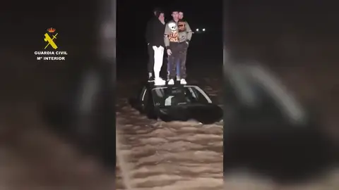 La Guardia Civil rescata a cuatro personas atrapadas en el cauce del río Genil La Guardia Civil rescata a cuatro personas atrapadas en el cauce del río Genil