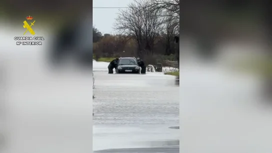 Rescate de una persona atrapada en su vehículo por las fuertes lluvias Rescate de una persona atrapada en su vehículo por las fuertes lluvias