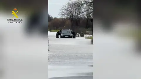 Rescate de una persona atrapada en su vehículo por las fuertes lluvias Rescate de una persona atrapada en su vehículo por las fuertes lluvias