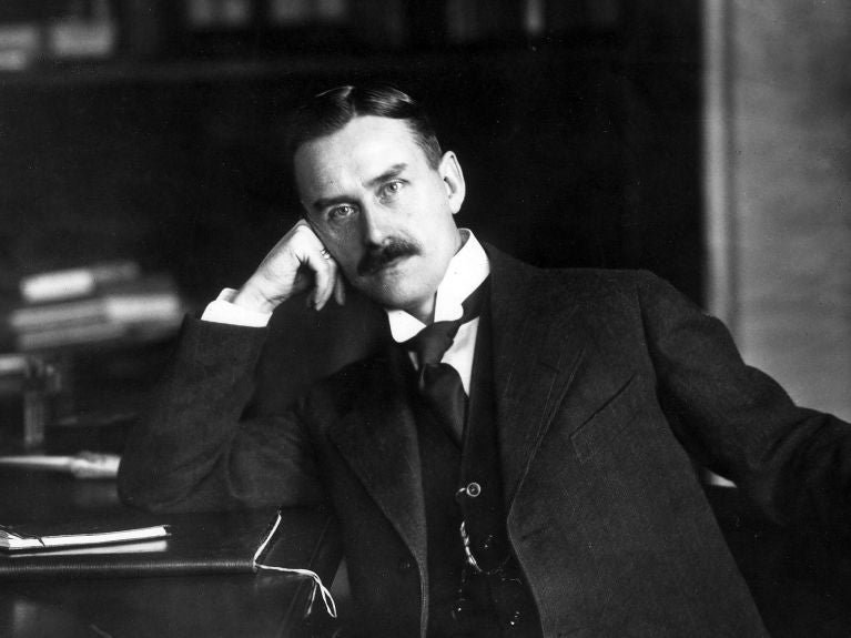 70 años después de su muerte, la obra de Thomas Mann queda libre de derechos. Nos parece motivo suficiente para dedicarle un programa monográfico y repasar sus obras más destacadas, de Los Buddenbrook a Doctor Faustus. Con Rubén Amón, Sergio del Molino, Rosa Belmonte, Isabel Vázquez y Guillermo Altares. 70 años después de su muerte, la obra de Thomas Mann queda libre de derechos. Nos parece motivo suficiente para dedicarle un programa monográfico y repasar sus obras más destacadas, de Los Buddenbrook a Doctor Faustus. Con Rubén Amón, Sergio del Molino, Rosa Belmonte, Isabel Vázquez y Guillermo Altares.