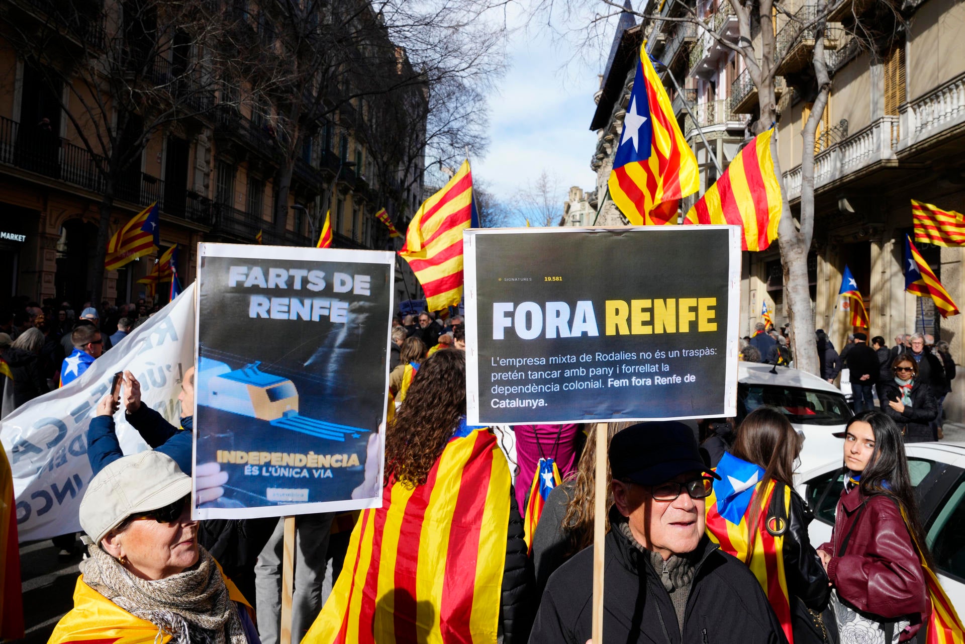 Miles de personas se manifiestan en Barcelona contra la situación de Rodalies: "Es insostenible" Miles de personas se manifiestan en Barcelona contra la situación de Rodalies: "Es insostenible"