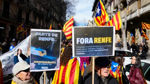 Manifestantes en Barcelona protestan por la situación de Rodalies