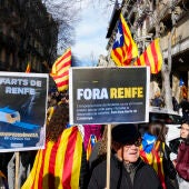 Manifestantes en Barcelona protestan por la situación de Rodalies