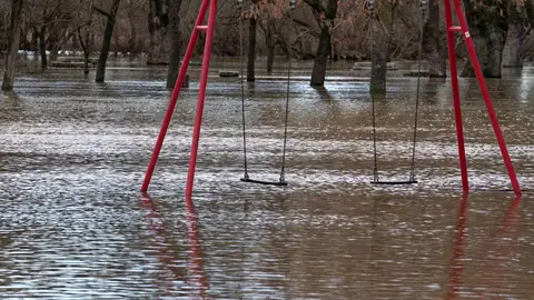Vista de las zonas inundadas por el río Adaja a su paso por Ávila este viernes. Vista de las zonas inundadas por el río Adaja a su paso por Ávila este viernes.