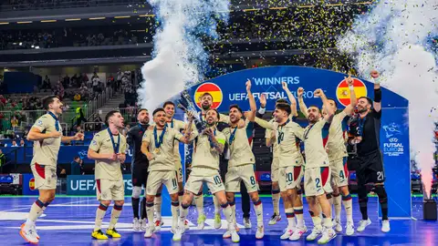 Los jugadores de la selección española de fútbol sala celebran el título Los jugadores de la selección española de fútbol sala celebran el título