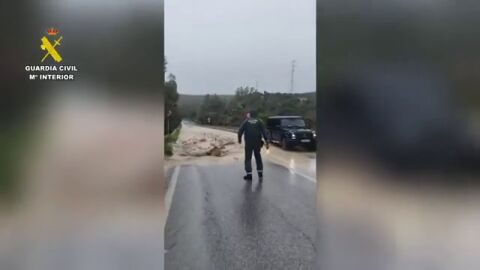 Agentes regulan el tráfico en Arcos de la Frontera (Cádiz)