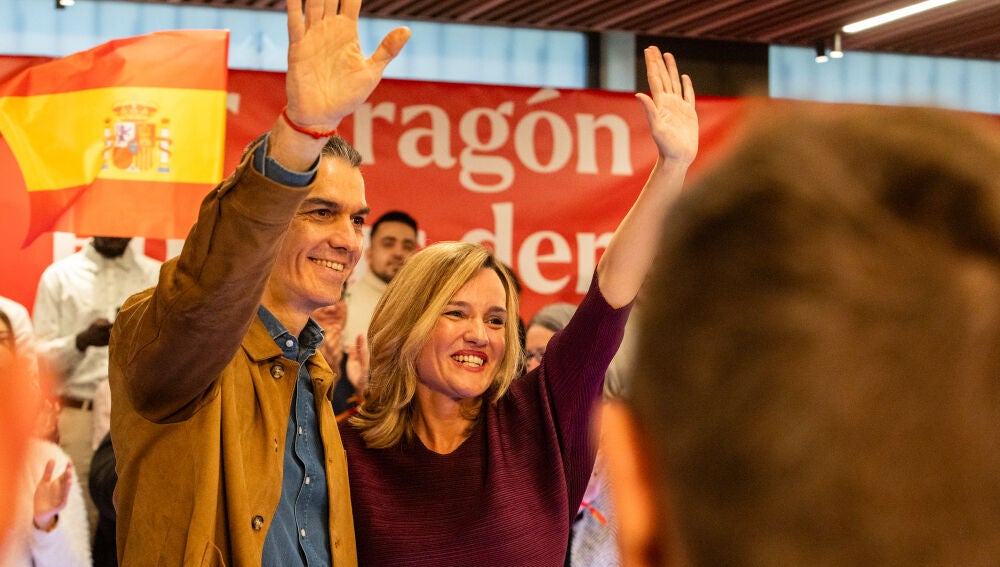 Pedro Sánchez y Pilar Alegría durante la campaña electoral