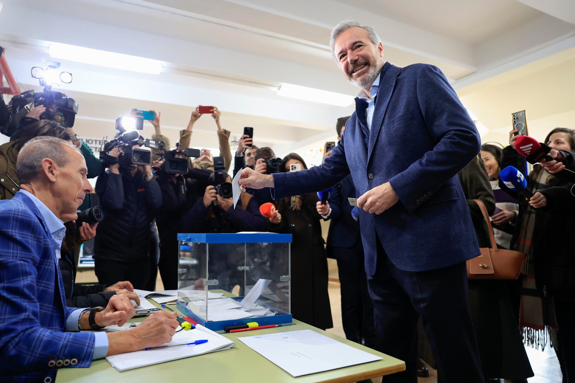 El PP ganaría en Aragón y necesitaría a Vox, mientras que el PSOE se hundiría con su peor resultado, según los primeros sondeos El PP ganaría en Aragón y necesitaría a Vox, mientras que el PSOE se hundiría con su peor resultado, según los primeros sondeos