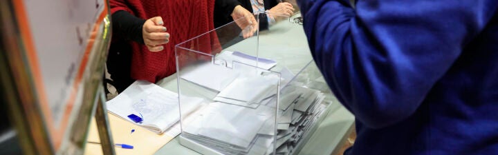 ¿Considera imprescindible acreditar la condición de descendiente de exiliado para poder votar desde el extranjero?