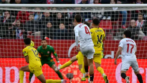 Kike Salas lanza a portería para hacer el gol del empate en el Sevilla-Girona. Kike Salas lanza a portería para hacer el gol del empate en el Sevilla-Girona.