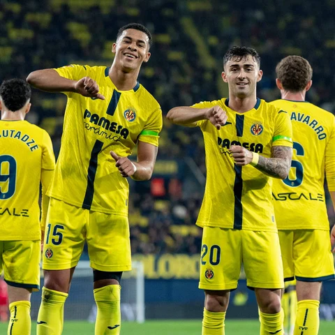 Moleiro celebra un gol junto a Mouriño