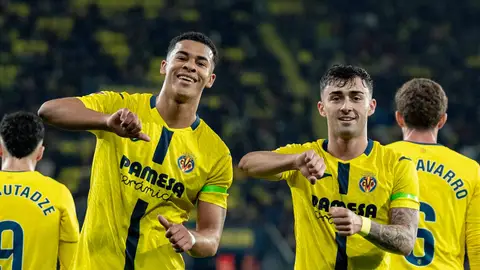 Moleiro celebra un gol junto a Mouriño Moleiro celebra un gol junto a Mouriño