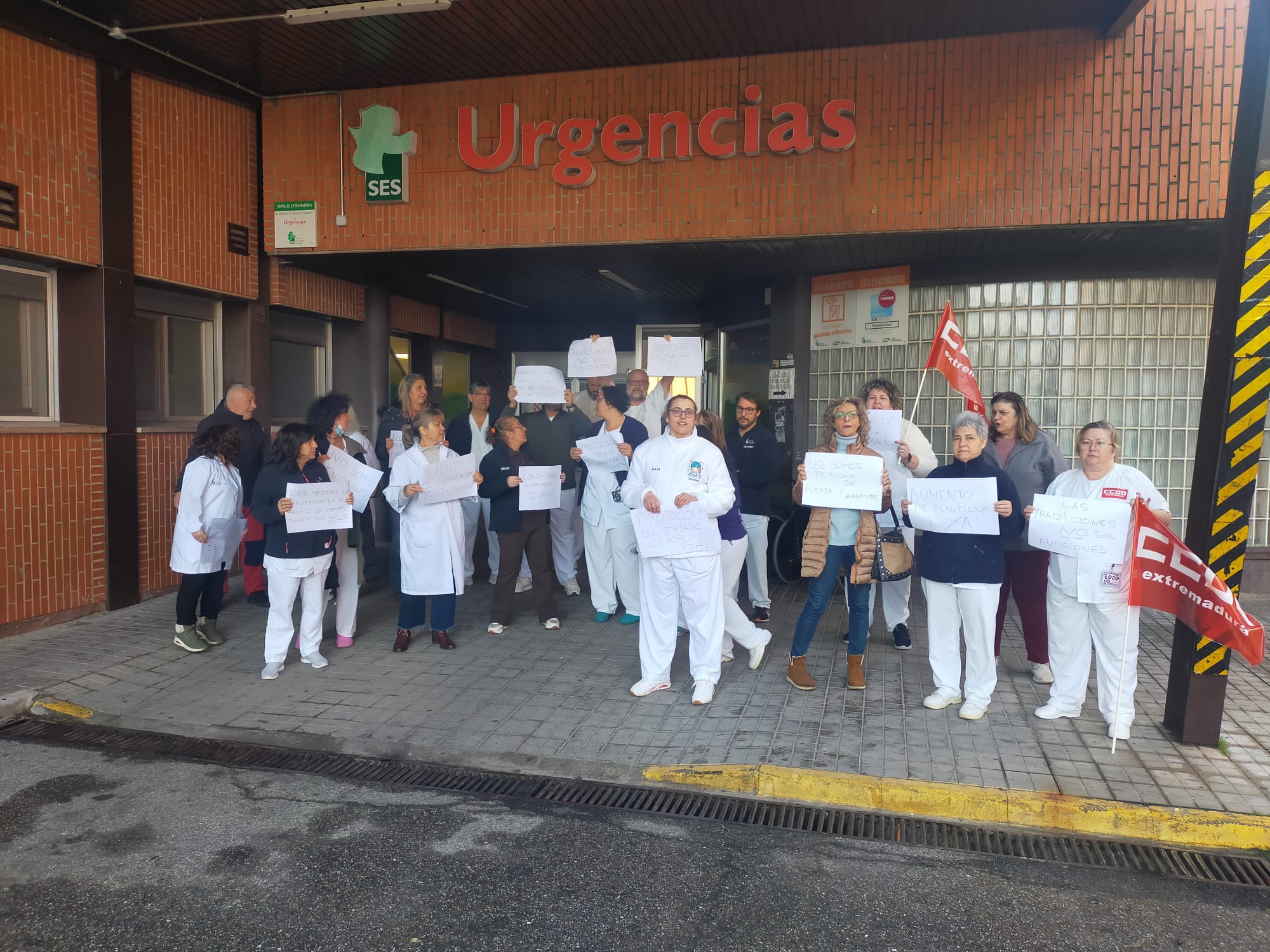 CCOO se concentra a las puertas del Hospital Campo Arañuelo exigiendo soluciones a los problemas laborales de los celadores CCOO se concentra a las puertas del Hospital Campo Arañuelo exigiendo soluciones a los problemas laborales de los celadores