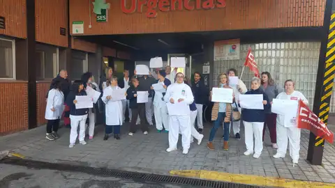 CCOO se concentra a las puertas del Hospital Campo Arañuelo exigiendo soluciones a los problemas laborales de los celadores CCOO se concentra a las puertas del Hospital Campo Arañuelo exigiendo soluciones a los problemas laborales de los celadores