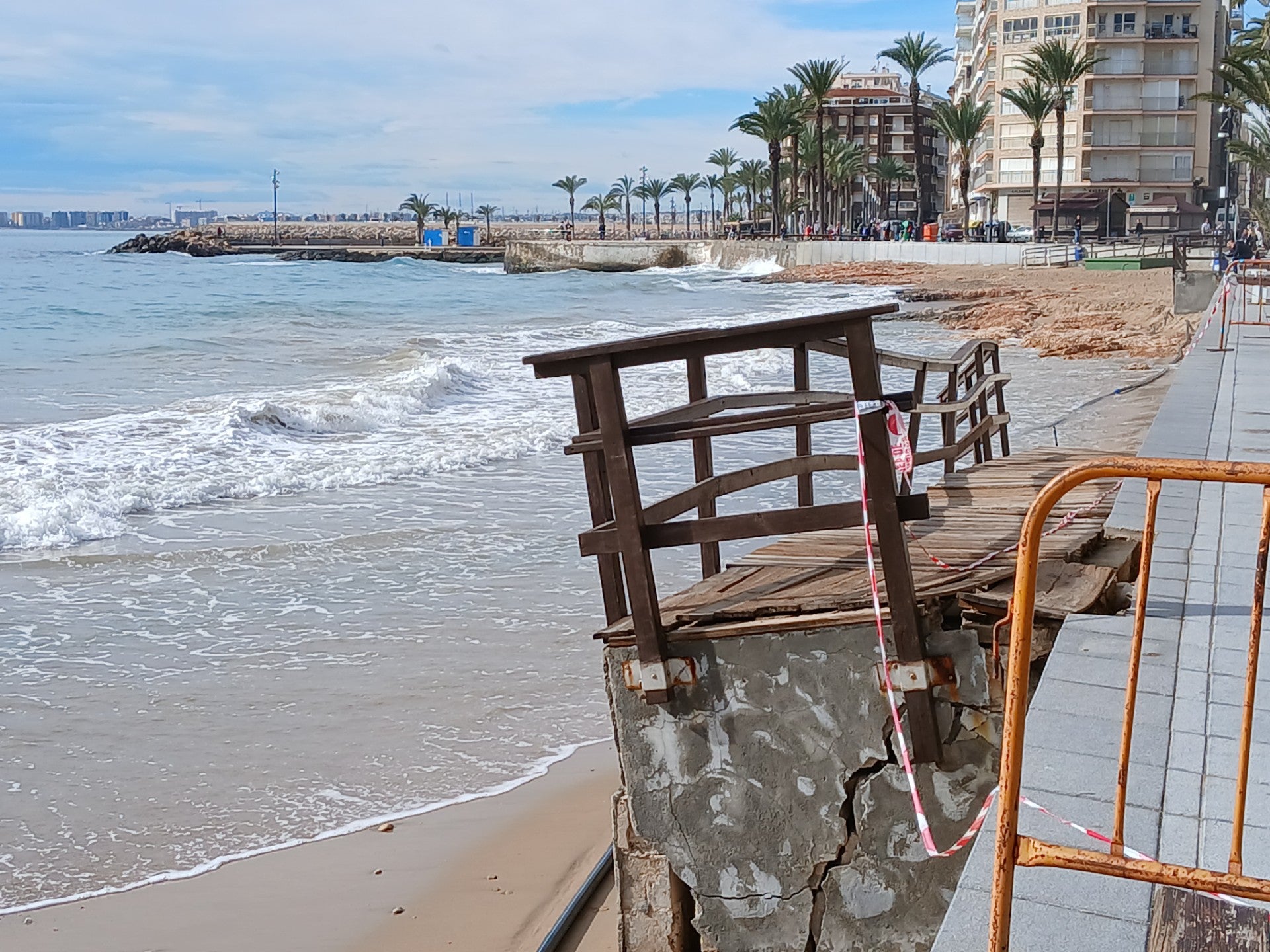 El Ayuntamiento de Torrevieja realizará un aporte de arena para recuperar la playa del Cura tras el último temporal El Ayuntamiento de Torrevieja realizará un aporte de arena para recuperar la playa del Cura tras el último temporal