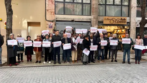 Medio centenar de personas protestan contra la derogación de la ley de memoria democrática. Medio centenar de personas protestan contra la derogación de la ley de memoria democrática.