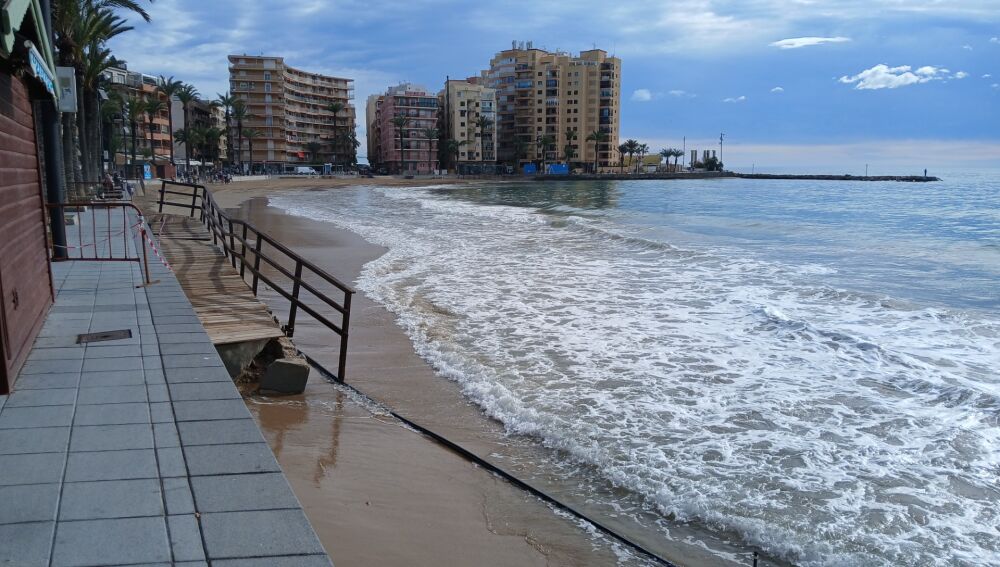 El Ayuntamiento de Torrevieja realizará un aporte de arena para recuperar la playa del Cura tras el último temporal