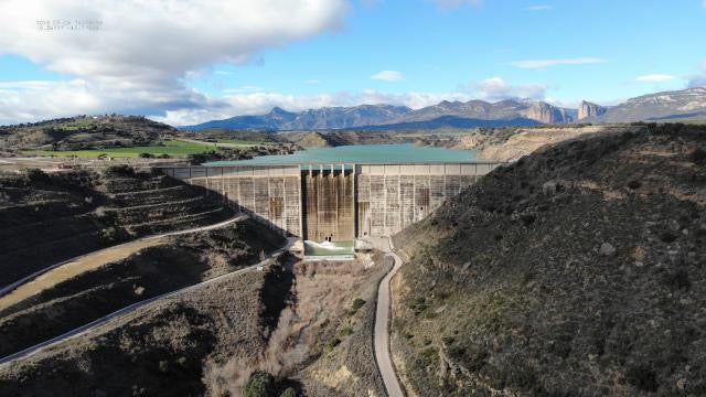 Un dron permite a los bomberos revisar el estado del embalse de Montearagón Un dron permite a los bomberos revisar el estado del embalse de Montearagón