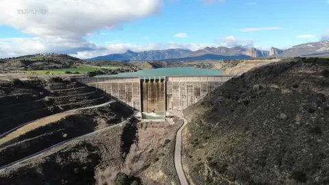 Un dron permite a los bomberos revisar el estado del embalse de Montearagón Un dron permite a los bomberos revisar el estado del embalse de Montearagón