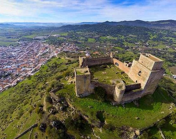 Una calle de Burguillos del Cerro y casas aisladas de pedanías de Badajoz, únicas que siguen desalojadas en Extremadura Una calle de Burguillos del Cerro y casas aisladas de pedanías de Badajoz, únicas que siguen desalojadas en Extremadura