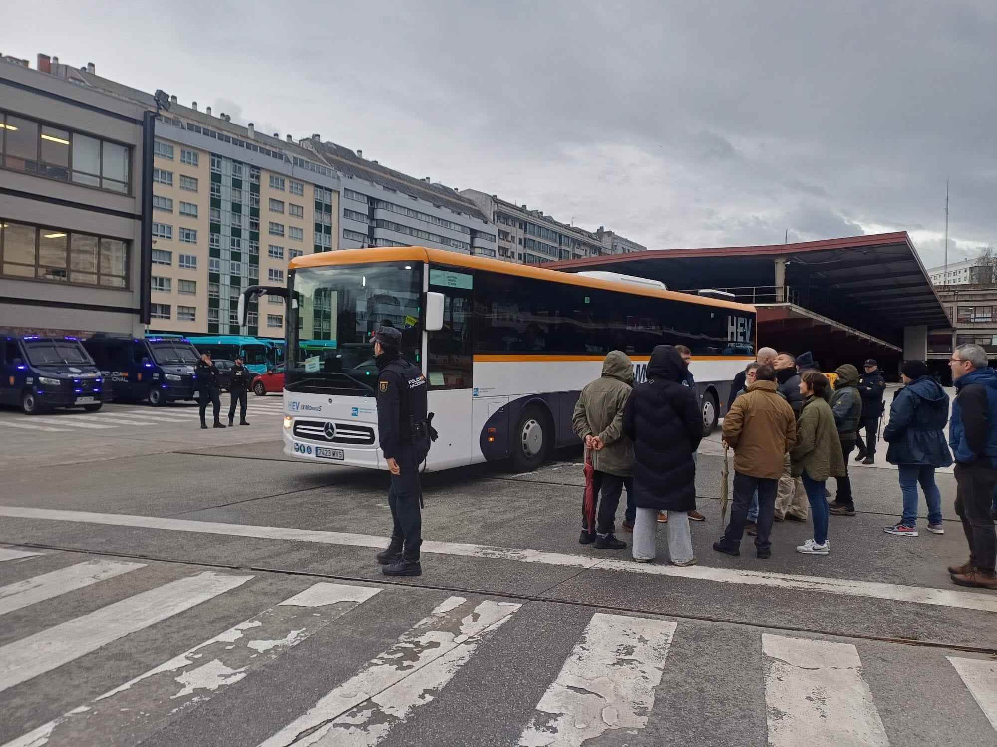 El paro indefinido en el transporte de la provincia de A Coruña decaerá mañana cuándo se firme el nuevo convenio El paro indefinido en el transporte de la provincia de A Coruña decaerá mañana cuándo se firme el nuevo convenio
