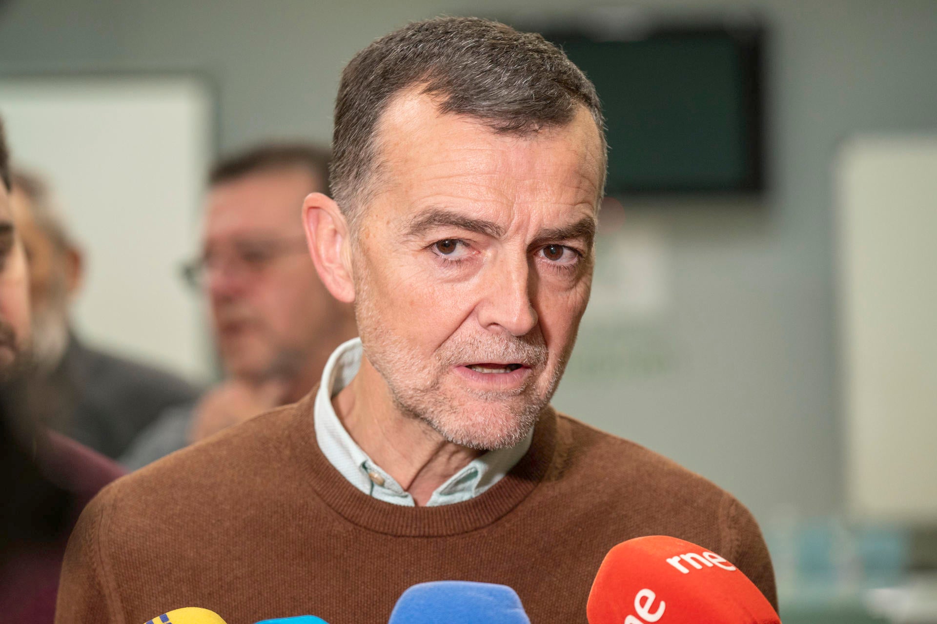 Maíllo defiende que el nuevo líder de la izquierda española sea elegido mediante primarias: "Que los de abajo se sientan protagonistas" Maíllo defiende que el nuevo líder de la izquierda española sea elegido mediante primarias: "Que los de abajo se sientan protagonistas"