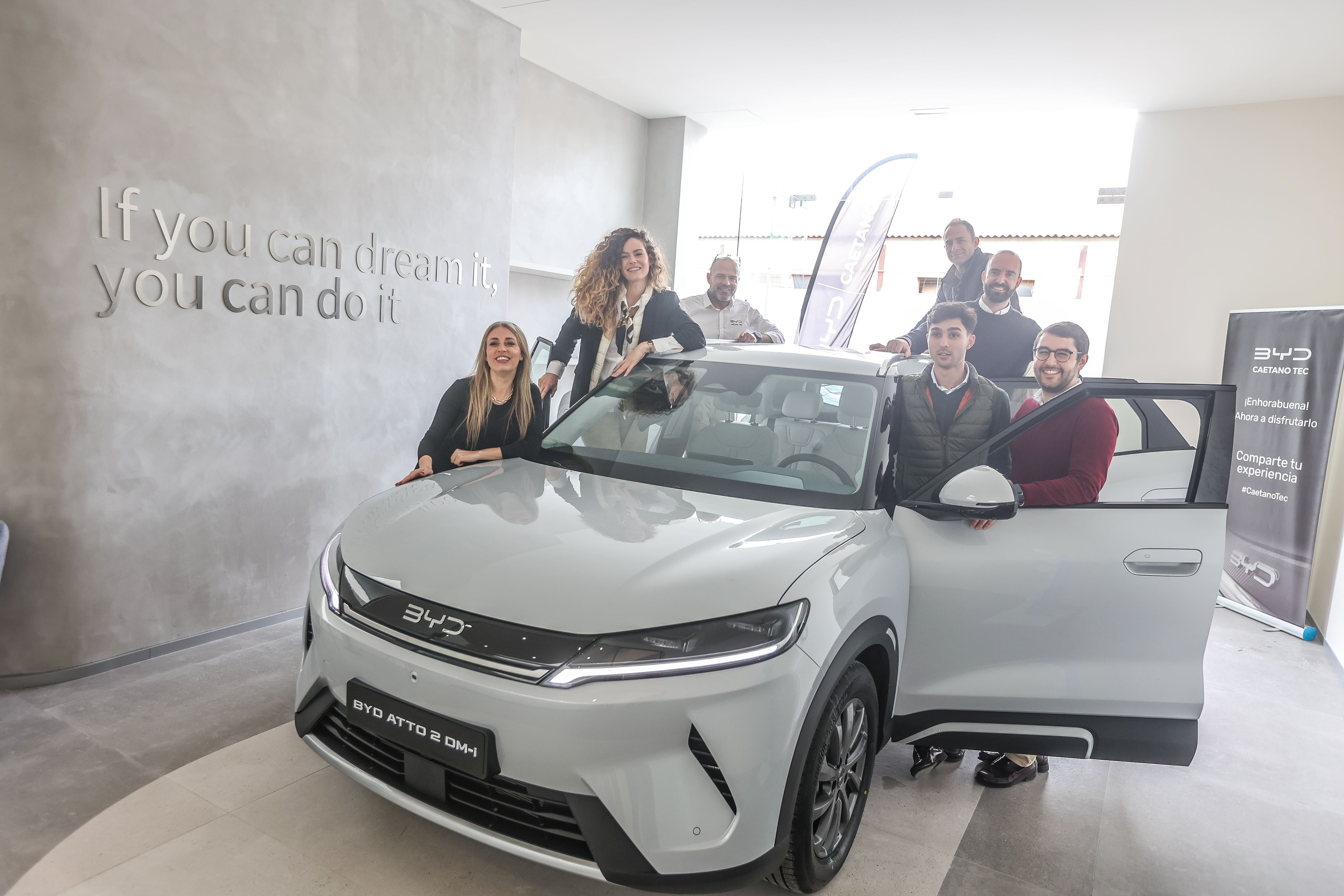 Caetano presenta el nuevo modelo BYD ATTO 2 DM-i que irrumpe ya en el mercado desde 20.940 euros1 y afianza el claim “No es un coche, es un BYD” Caetano presenta el nuevo modelo BYD ATTO 2 DM-i que irrumpe ya en el mercado desde 20.940 euros1 y afianza el claim “No es un coche, es un BYD”