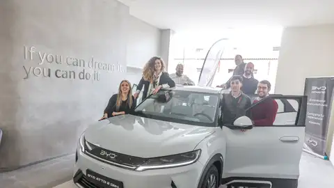 Caetano presenta el nuevo modelo BYD ATTO 2 DM-i que irrumpe ya en el mercado desde 20.940 euros1 y afianza el claim “No es un coche, es un BYD” Caetano presenta el nuevo modelo BYD ATTO 2 DM-i que irrumpe ya en el mercado desde 20.940 euros1 y afianza el claim “No es un coche, es un BYD”