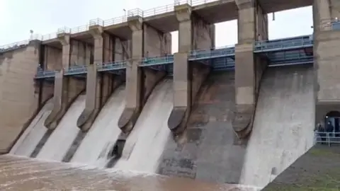 Abiertas las compuertas de Vega del Jabalón Abiertas las compuertas de Vega del Jabalón