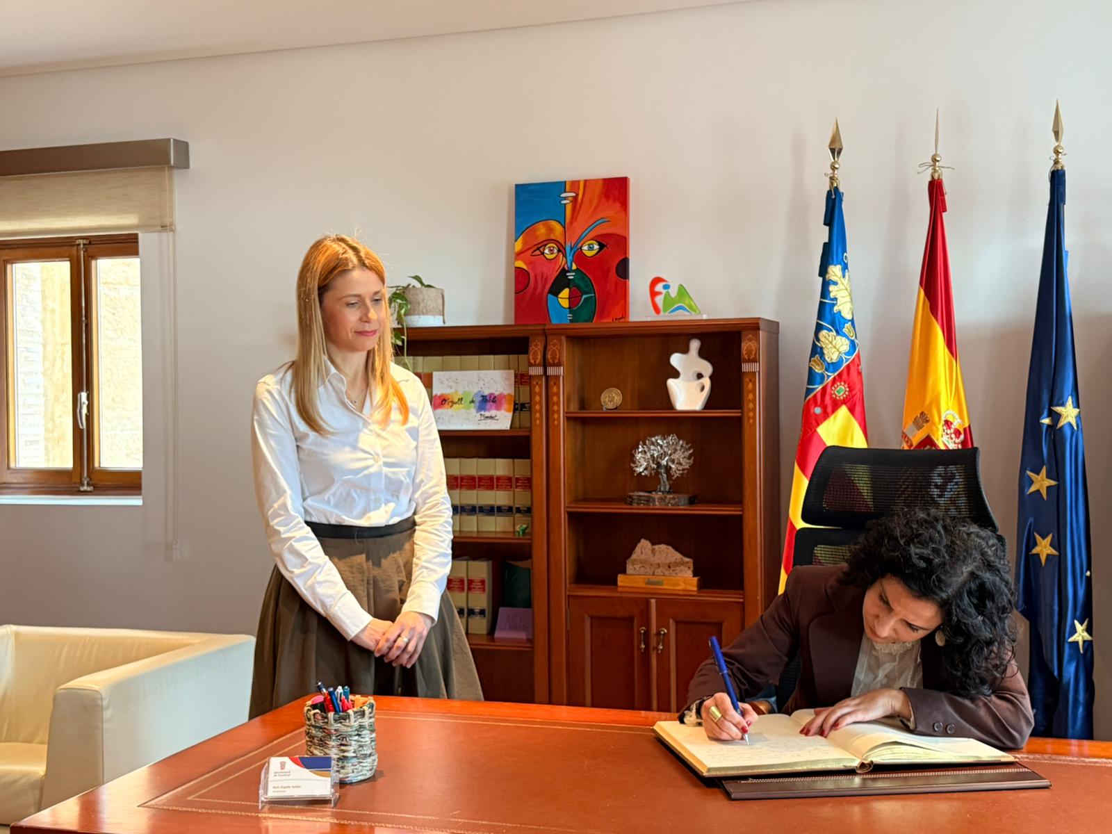 Reunión entre Finestrat y la Conselleria para estudiar la creación de un centro de día Reunión entre Finestrat y la Conselleria para estudiar la creación de un centro de día