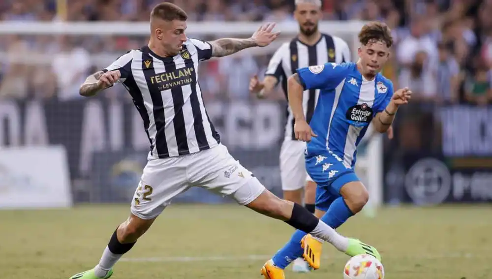 Rául Sánchez disputa un balón ante el Depor Rául Sánchez disputa un balón ante el Depor