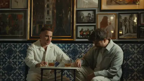 Antony Z y Pablo Alborán en 'BESOS DORADOS' Antony Z y Pablo Alborán en 'BESOS DORADOS'