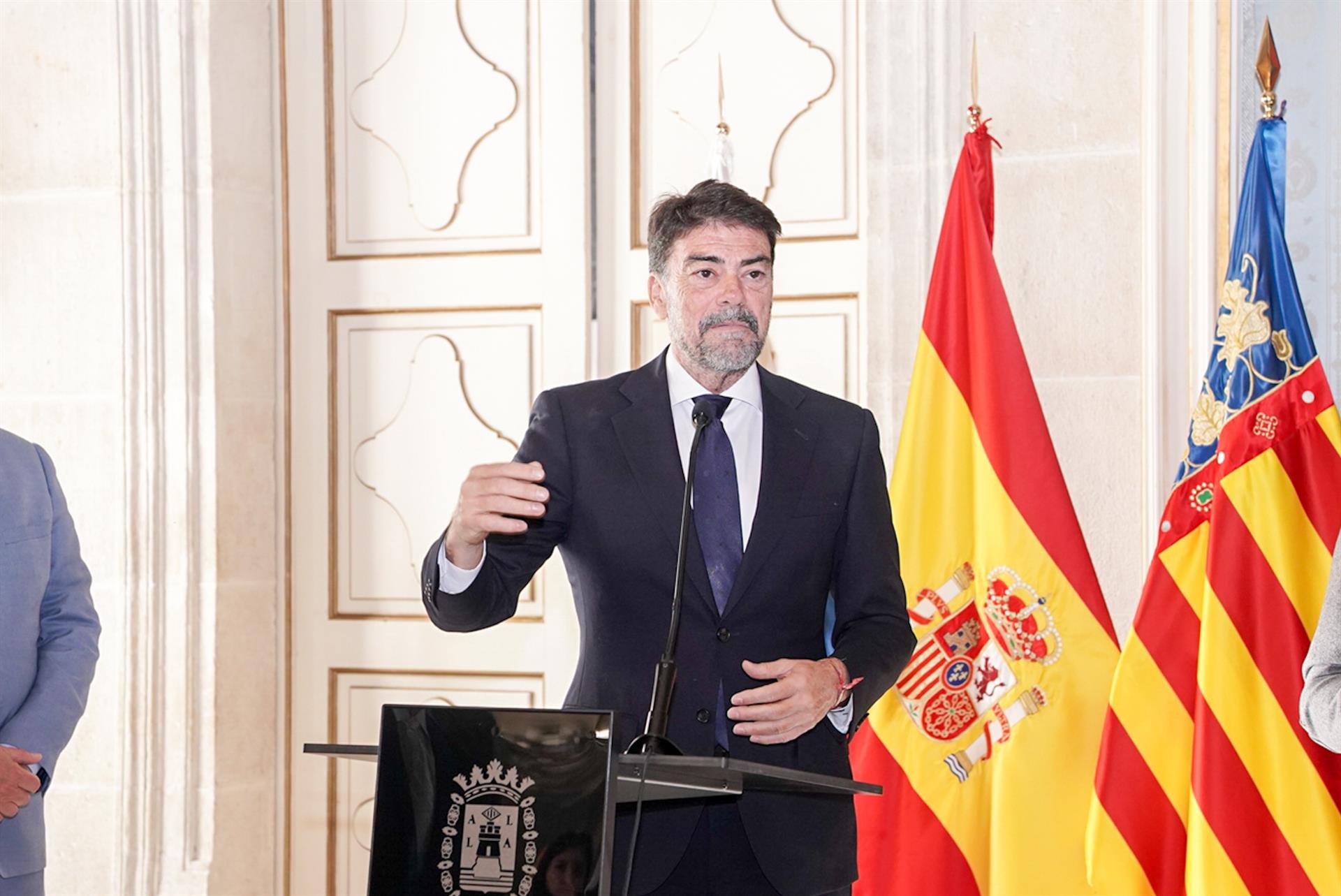 Barcala descarta dimitir y anuncia que llegará hasta el final del caso de las viviendas "caiga quien caiga" Barcala descarta dimitir y anuncia que llegará hasta el final del caso de las viviendas "caiga quien caiga"