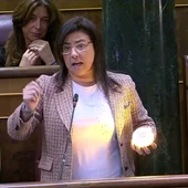 Momento en el que Ana Belén Vázquez muestra la baliza V16 en el Congreso Momento en el que Ana Belén Vázquez muestra la baliza V16 en el Congreso