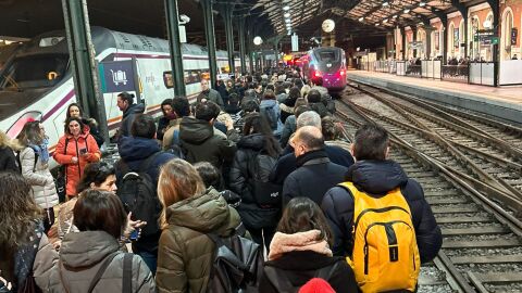 Viajeros en el and&eacute;n de la estaci&oacute;n de AVE de Valladolid/ Asociaci&oacute;n de Usuarios de Alta Velocidad de Castilla y Le&oacute;n 