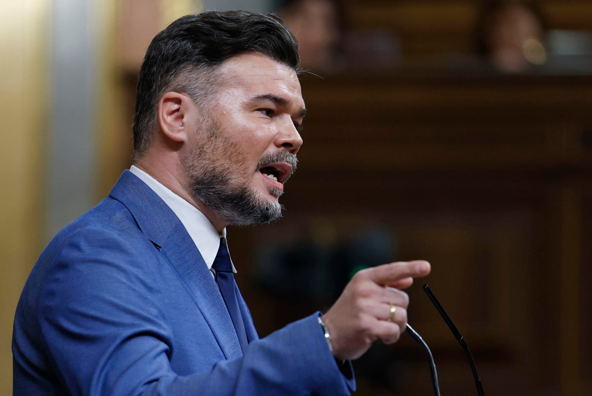 Gabriel Rufián cita El Diario de Ana Frank para criticar a Trump: "Fuera están pasando cosas terribles" Gabriel Rufián cita El Diario de Ana Frank para criticar a Trump: "Fuera están pasando cosas terribles"