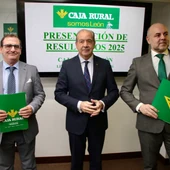 El director general de Caja Rural, Cipriano García, presenta el balance y cuenta de resultados del ejercicio 2025 de la entidad, junto al director de Comunicación y Relaciones Institucionales, Narciso Prieto, y el director territorial de Expansión, Alejandro Hidalgo Borbujo El director general de Caja Rural, Cipriano García, presenta el balance y cuenta de resultados del ejercicio 2025 de la entidad, junto al director de Comunicación y Relaciones Institucionales, Narciso Prieto, y el director territorial de Expansión, Alejandro Hidalgo Borbujo