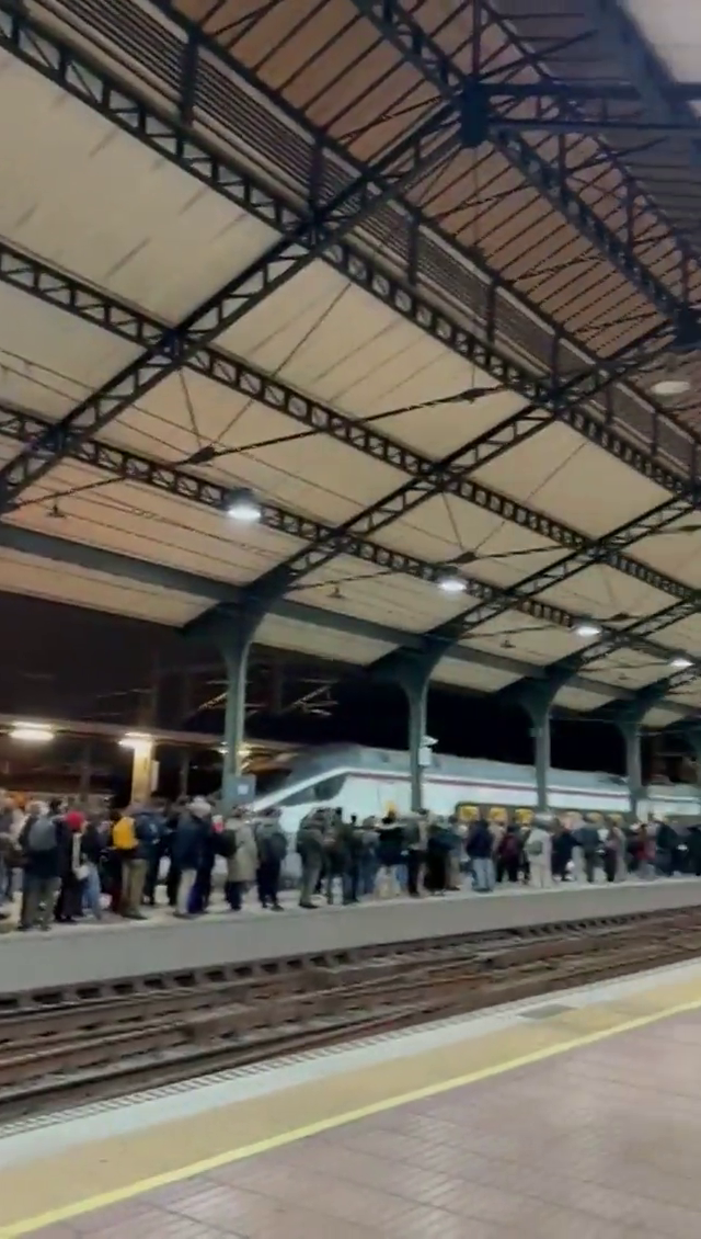 Qué pasa con los trenes en Valladolid en una nueva jornada de viajeros varados: "Éramos cientos sin saber si podíamos subir al tren" Qué pasa con los trenes en Valladolid en una nueva jornada de viajeros varados: "Éramos cientos sin saber si podíamos subir al tren"