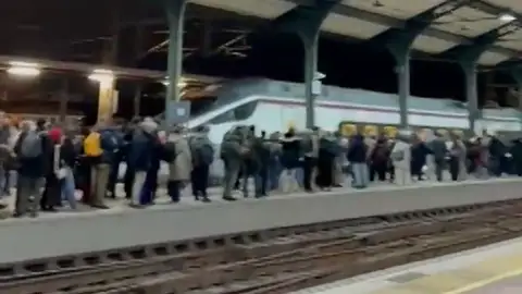 Qué pasa con los trenes en Valladolid en una nueva jornada de viajeros varados: "Éramos cientos sin saber si podíamos subir al tren" Qué pasa con los trenes en Valladolid en una nueva jornada de viajeros varados: "Éramos cientos sin saber si podíamos subir al tren"