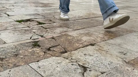 Estado en el que se encuentra parte de la acera del Paseo de la Estación de Elche. Estado en el que se encuentra parte de la acera del Paseo de la Estación de Elche.