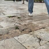Estado en el que se encuentra parte de la acera del Paseo de la Estación de Elche.