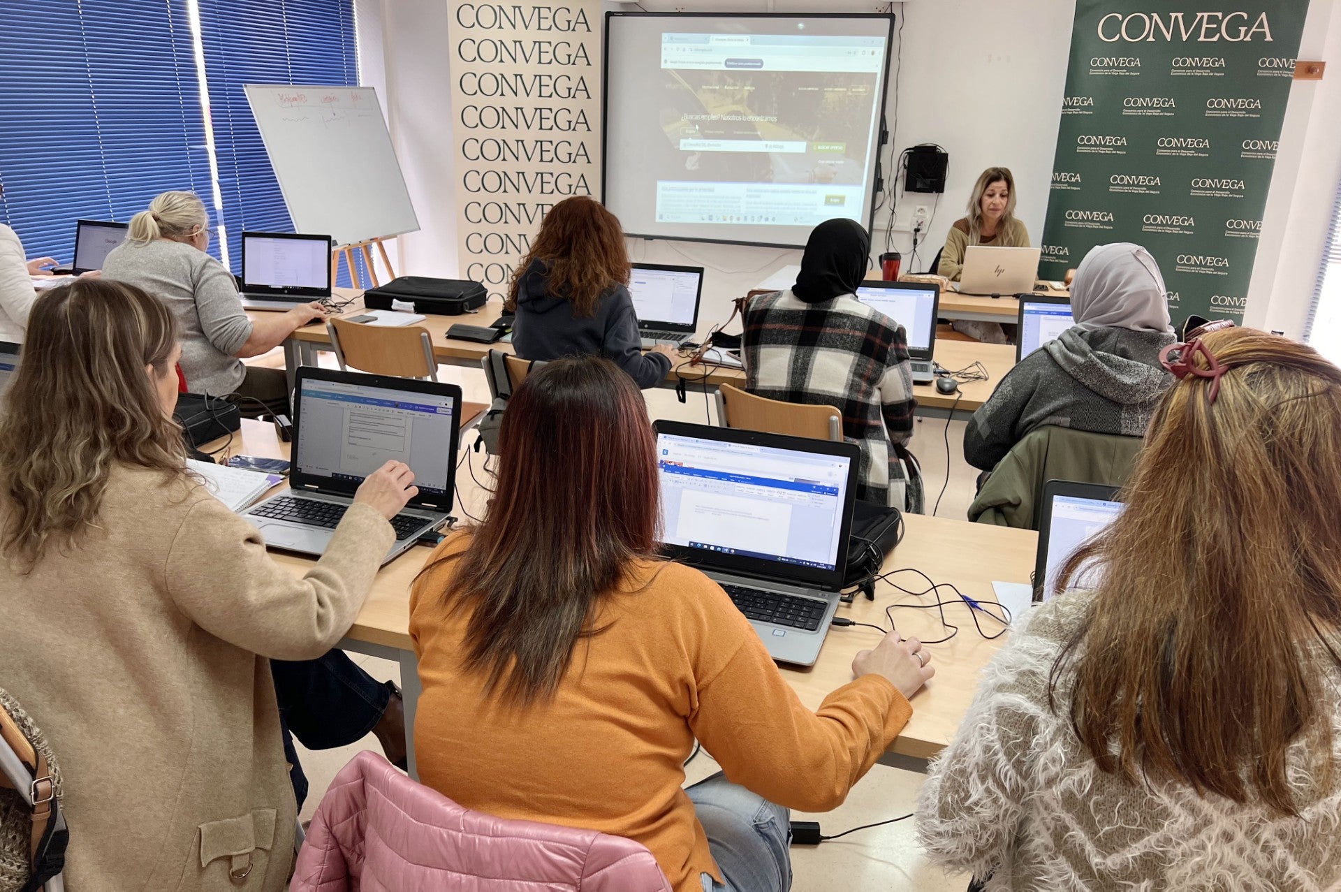 Convega impulsa un programa de orientación laboral para facilitar la inserción de 120 personas en la comarca de la Vega Baja Convega impulsa un programa de orientación laboral para facilitar la inserción de 120 personas en la comarca de la Vega Baja