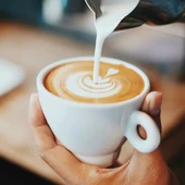 Imagen de archivo de una persona con una taza de café. Imagen de archivo de una persona con una taza de café.