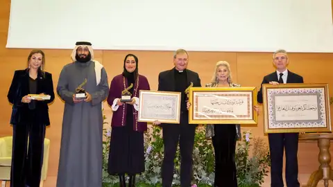 Alteza Real Beatrice d’Orléans, Sheikha Al Nacer, Dean del Cabildo Catedral de Córdoba, Juan Salado y representantes del Ministerio de Awqaf y Asuntos Islámicos de Catar Alteza Real Beatrice d’Orléans, Sheikha Al Nacer, Dean del Cabildo Catedral de Córdoba, Juan Salado y representantes del Ministerio de Awqaf y Asuntos Islámicos de Catar
