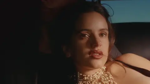 Rosalía en el videoclip de 'Sauvignon Blanc' Rosalía en el videoclip de 'Sauvignon Blanc'