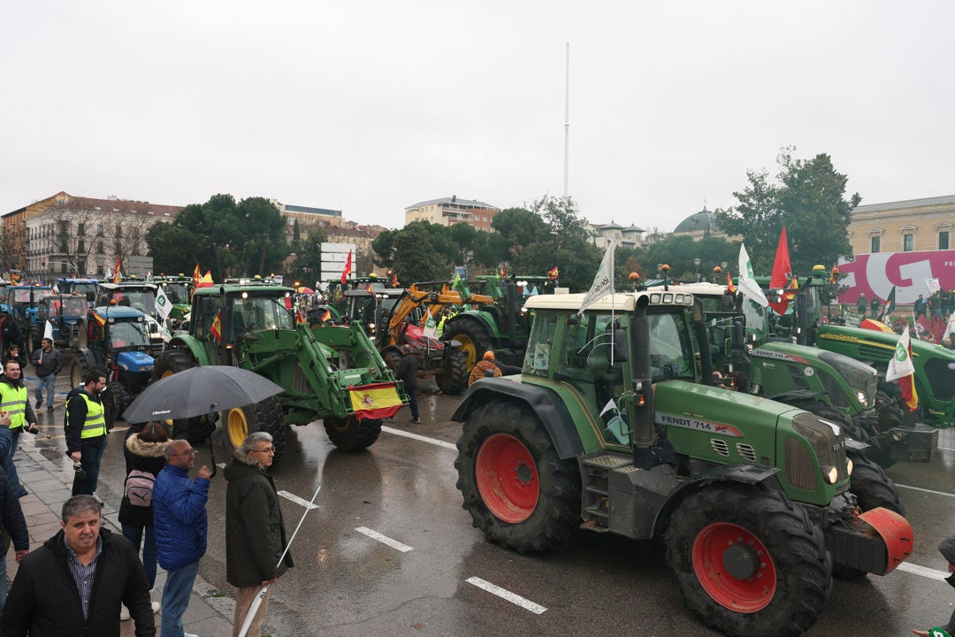 "Hasta que no llegue el último tractor y autobús a Colón no se mueve ni uno" : la tractorada contra el acuerdo con Mercosur "Hasta que no llegue el último tractor y autobús a Colón no se mueve ni uno" : la tractorada contra el acuerdo con Mercosur